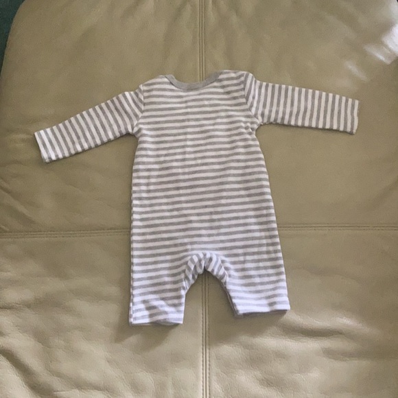 Adorable one piece romper - Picture 3 of 3